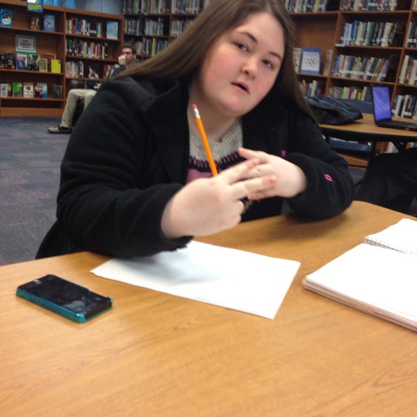 Listening library. Читатели в библиотеке. Японский школьник с наушниками. Девушка в наушниках. Listening library.