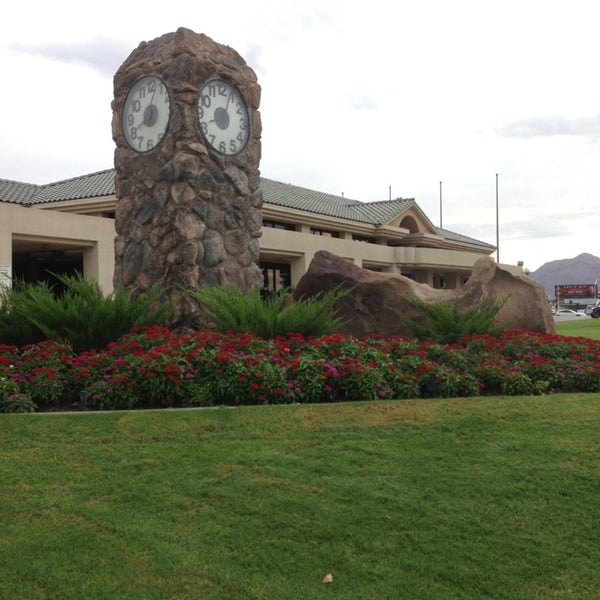 Foto tirada no(a) Desert Pines Golf Club and Driving Range por Michael L. em 9/7/2013