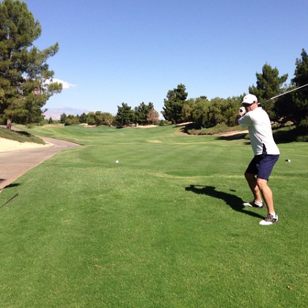 Foto scattata a Desert Pines Golf Club and Driving Range da Michael L. il 6/6/2013
