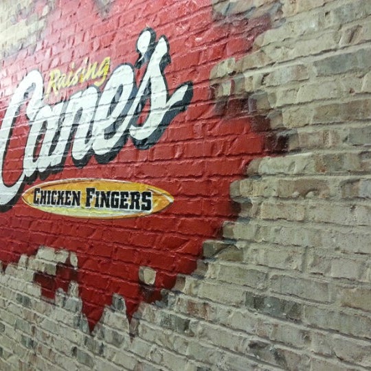 รูปภาพถ่ายที่ Raising Cane&#39;s Chicken Fingers โดย Brian G. เมื่อ 9/14/2012