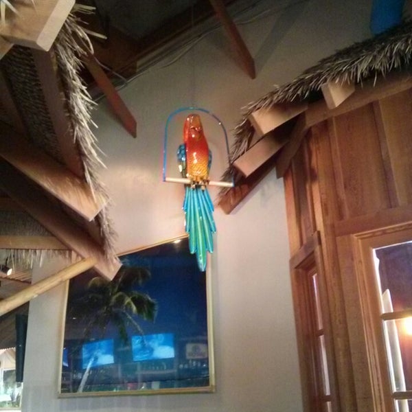 Foto scattata a Islands Restaurant da Brandy S. il 7/8/2013