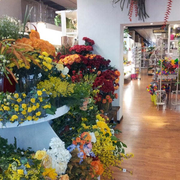 Вещ который держит влагу в букете. Фловер бокс рузаевка. Фловер ноус. Цветы леси берд в коробке. Фловер лав.