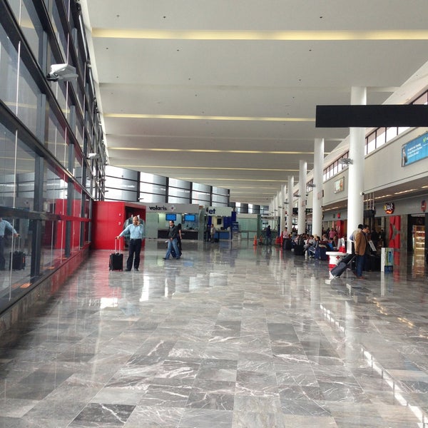 Foto tirada no(a) Aeropuerto Internacional de Tijuana (TIJ) por Mario R. em 4/24/2013