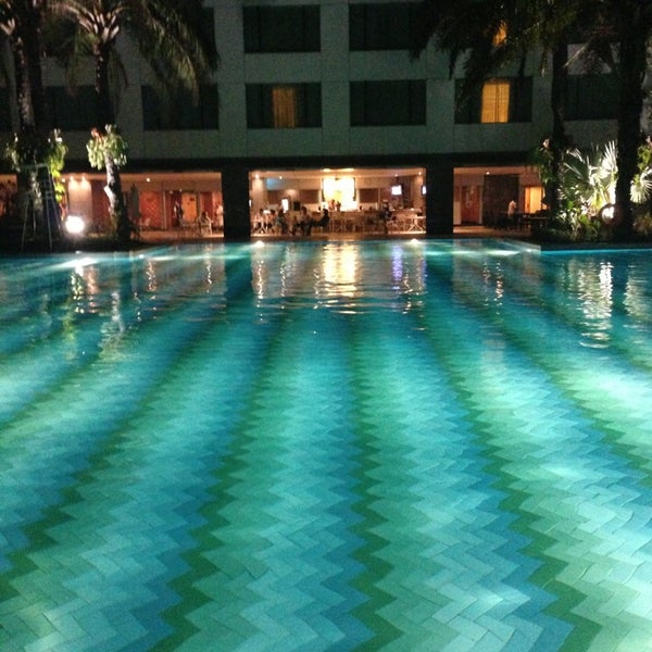 Das Foto wurde bei Poolside - Hotel Mulia Senayan, Jakarta von Giovanni A. am 4/10/2013 aufgenommen