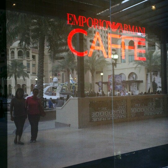 3/29/2013 tarihinde JA C.ziyaretçi tarafından Emporio Armani Café- The Pearl Qatar'de çekilen fotoğraf