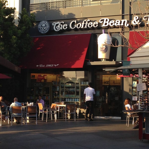 Photo taken at The Coffee Bean &amp; Tea Leaf by Sa&#39;ad M. on 5/15/2013