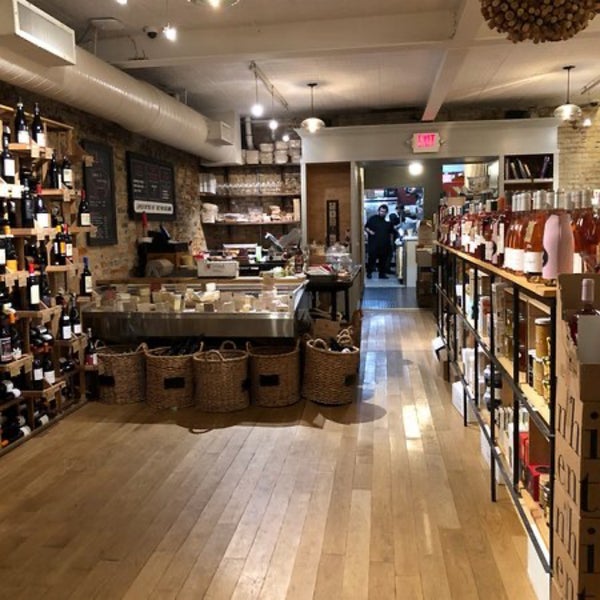 Foto tirada no(a) Cork Wine Bar and Market por Khalid P. em 6/6/2021