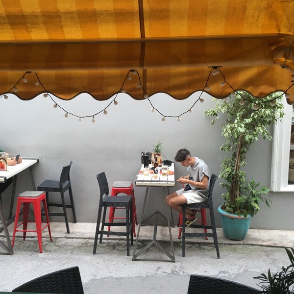 5/17/2018 tarihinde Andra L.ziyaretçi tarafından Κιμωλία Art Cafe'de çekilen fotoğraf