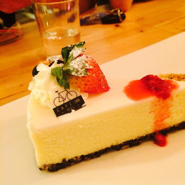 Foto tirada no(a) Cafe 1988 por Yingru C. em 6/27/2015
