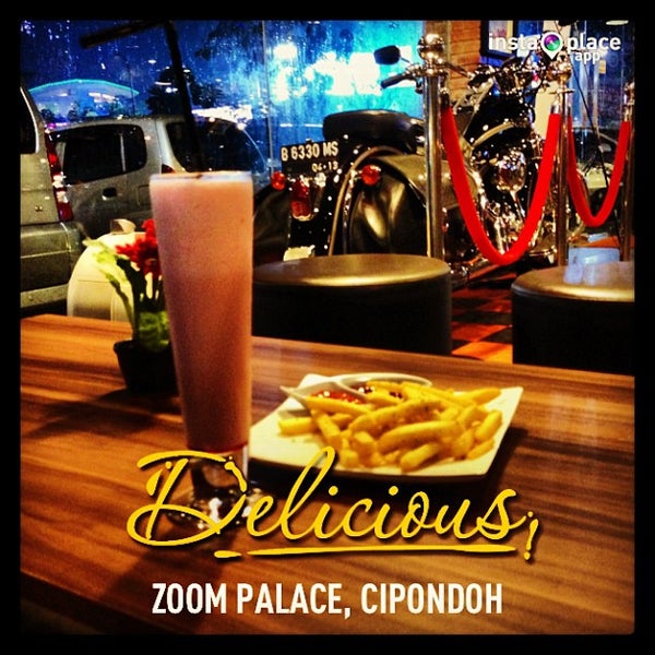 Photo taken at ZOOM Palace cafe and resto by tricialavigne on 4/21/2013