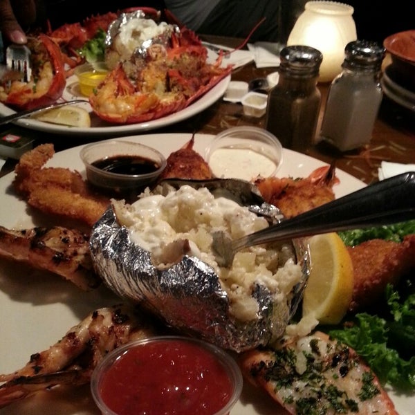 รูปภาพถ่ายที่ King Crab Tavern &amp; Seafood Grill โดย Blucexy เมื่อ 8/4/2013