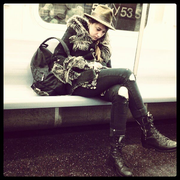 Снимок сделан в MTA Subway - M Train пользователем Ali W. 4/11/2012