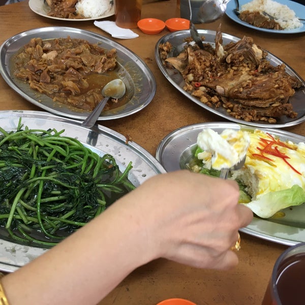 รูปภาพถ่ายที่ Restoran Ping Wah โดย Angie L. เมื่อ 3/1/2016