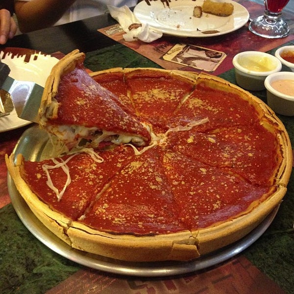 7/14/2013 tarihinde Reden B.ziyaretçi tarafından L&#39;italiano&#39;s - Chicago Pizzeria &amp; Italian Ristorante'de çekilen fotoğraf