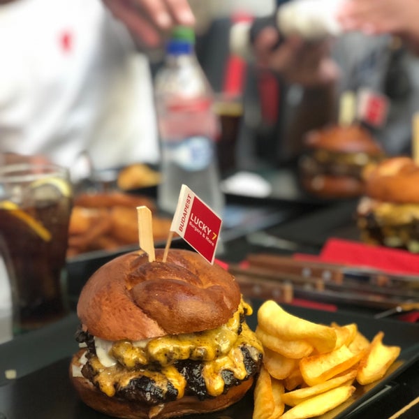 Foto scattata a Lucky 7 Burgers &amp; More da Mohammed I. il 6/15/2019