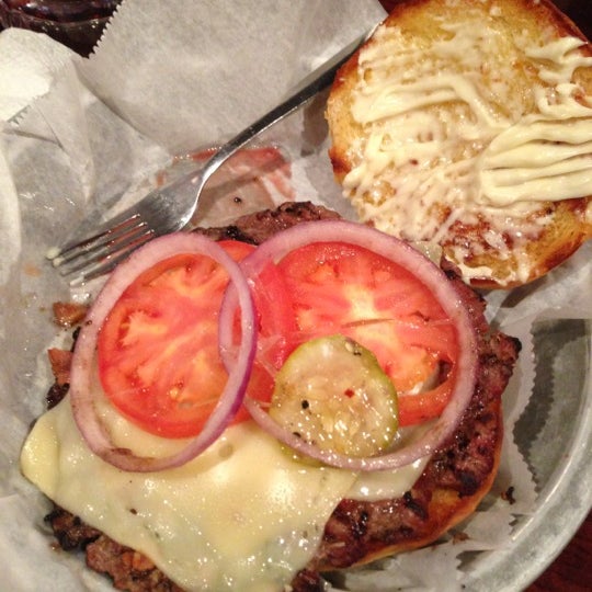 รูปภาพถ่ายที่ Bub&#39;s Burgers &amp; Ice Cream โดย Omar S. เมื่อ 10/26/2012