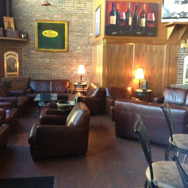 Stogeez Cigar Lounge - Sioux Falls'da Bar