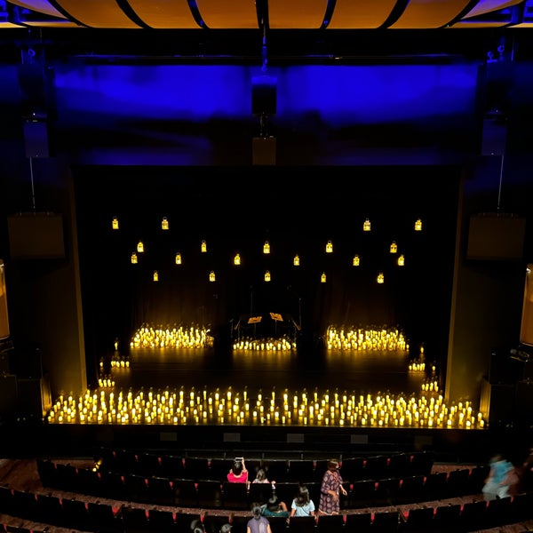 Photo taken at Victoria Theatre &amp; Victoria Concert Hall by Chew Geok C. on 5/14/2022