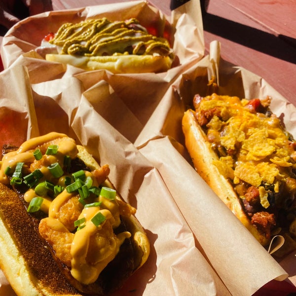 Foto tomada en Harleys : A Hot Dog Revolution  por Joyce Y. el 1/30/2021