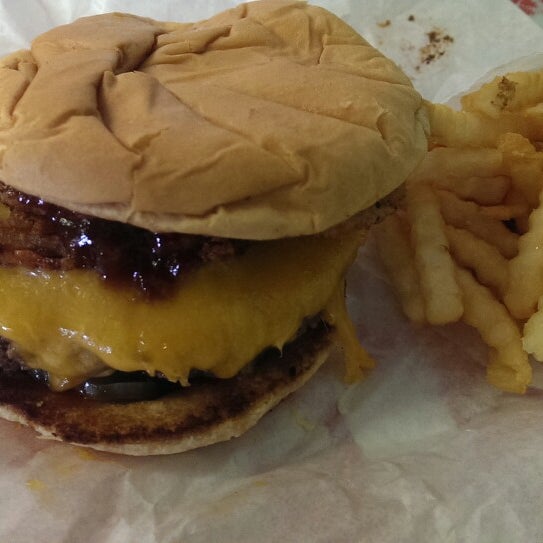 Снимок сделан в Kincaid&#39;s Hamburgers пользователем Jeramie 3/23/2014