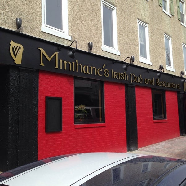 Foto scattata a Minihane&#39;s Irish Pub &amp; Restaurant da Scott W. il 2/12/2014