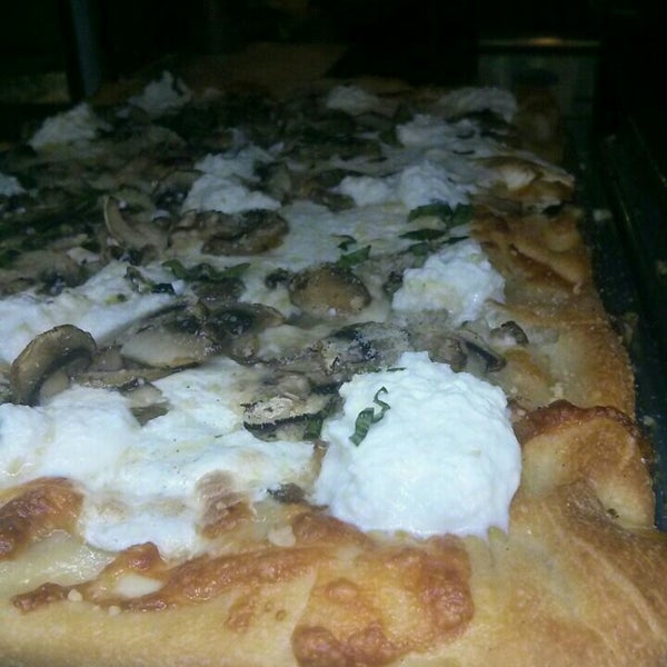 Das Foto wurde bei Saba&#39;s Pizza von Shayna A. am 10/25/2015 aufgenommen