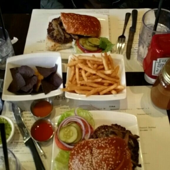 รูปภาพถ่ายที่ Amsterdam Burger Company โดย Shayna A. เมื่อ 5/15/2016