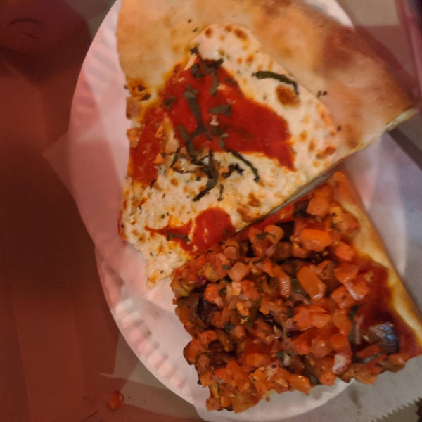 Das Foto wurde bei Saba&#39;s Pizza von Shayna A. am 12/15/2019 aufgenommen