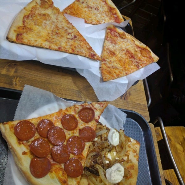 Foto scattata a Saba&#39;s Pizza da Shayna A. il 12/4/2016