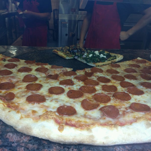 Das Foto wurde bei Saba&#39;s Pizza von Shayna A. am 8/7/2016 aufgenommen