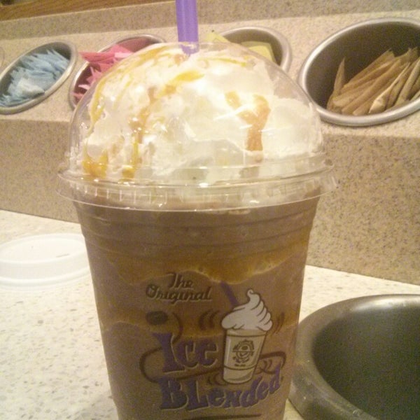 Photo taken at The Coffee Bean &amp; Tea Leaf by Shayna A. on 7/11/2014