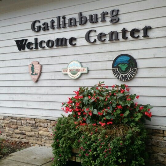 Foto tirada no(a) Gatlinburg Welcome Center por Shayna A. em 11/3/2015