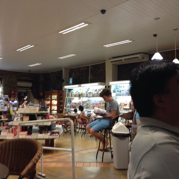 1/19/2014 tarihinde Rosangela N.ziyaretçi tarafından Satélite Livraria e Cafeteria.'de çekilen fotoğraf