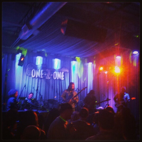 รูปภาพถ่ายที่ One-2-One Bar โดย Jim D. เมื่อ 1/1/2013