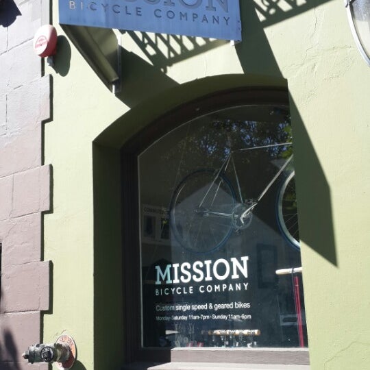 รูปภาพถ่ายที่ Mission Bicycle Company โดย Ana C. H. เมื่อ 9/17/2013