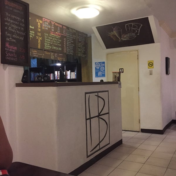 Das Foto wurde bei Bintana Coffee House von NJ D. am 11/14/2015 aufgenommen