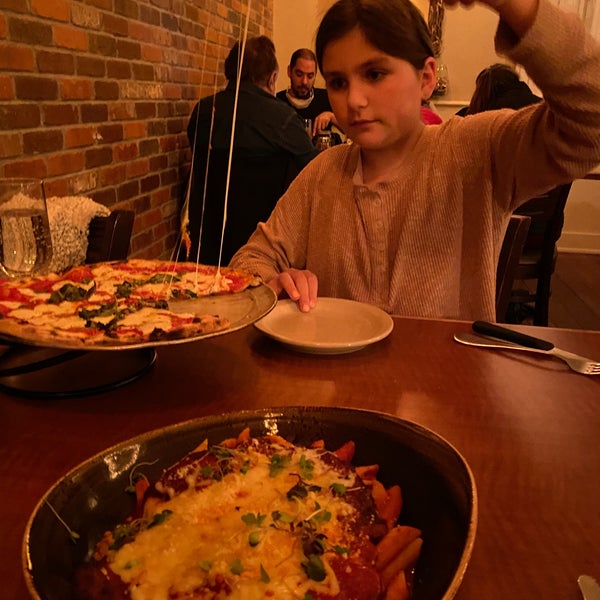 3/21/2021 tarihinde Michael L.ziyaretçi tarafından Vesta Wood Fired Pizza &amp; Bar'de çekilen fotoğraf