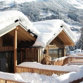 Auch im Winter kann man es sich bei Sonnenschein auf den Terrassen der Chalets gemütlich machen. Sportliche locken 142 Pistenkilometer der Skiregion Dachstein-West.