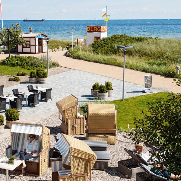 Wenn im Sommer die Sonne ihr Zepter schwingt, halten sich Urlauber gerne auf der Sonnenterrasse der Bar Bene auf. Im Winter erwartet die Bar ihre Gäste dann mit einem wärmenden Kamin.