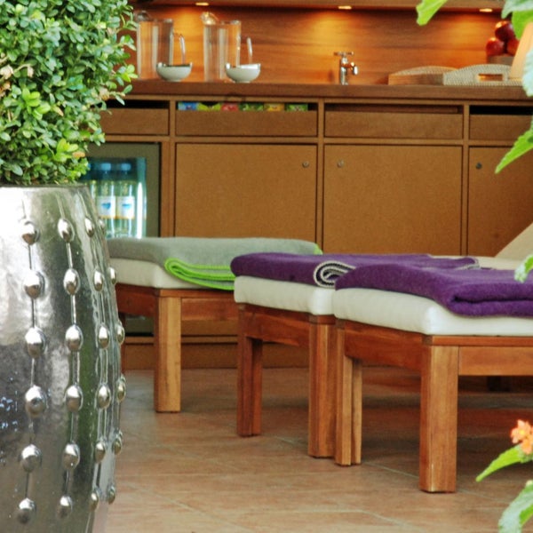 Das romantische Dachterrassen-Spa bietet Gästen eine herrlich begrünte Oase der Ruhe – mit Sauna, Dampfbad, Teebar und bestuhltem Sonnendeck.