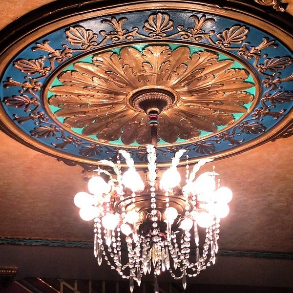3/30/2014 tarihinde S.J. V.ziyaretçi tarafından Riviera Theatre &amp; Performing Arts Center'de çekilen fotoğraf