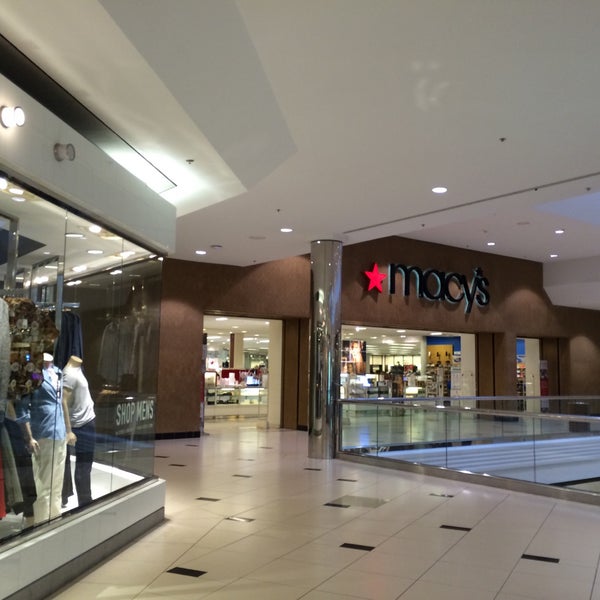 Foto tirada no(a) Twelve Oaks Mall por Jo H. em 9/16/2015