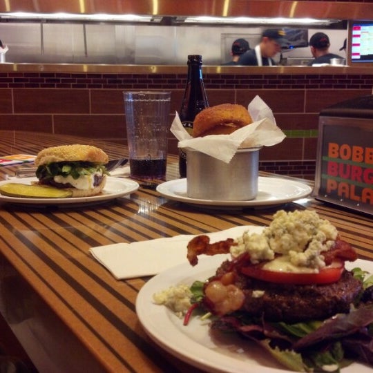 รูปภาพถ่ายที่ Bobby&#39;s Burger Palace โดย Joyce v. เมื่อ 10/6/2012