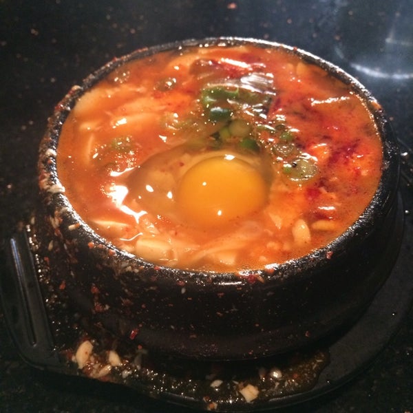 รูปภาพถ่ายที่ BaDa Korean BBQ Tofu House โดย Lisa เมื่อ 4/27/2014