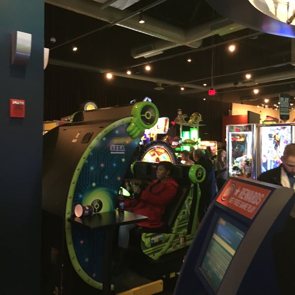 Photo taken at Dave &amp; Buster&#39;s by Dywuan B. on 2/27/2016