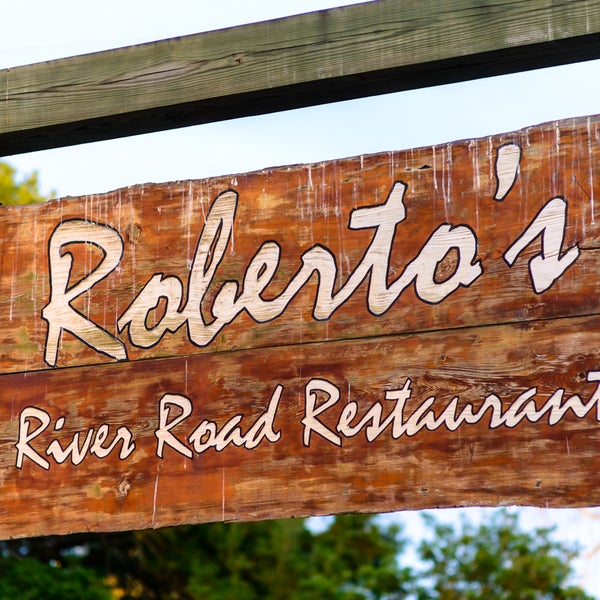 Das Foto wurde bei Roberto&#39;s River Road Restaurant von Roberto&#39;s River Road Restaurant am 4/9/2018 aufgenommen