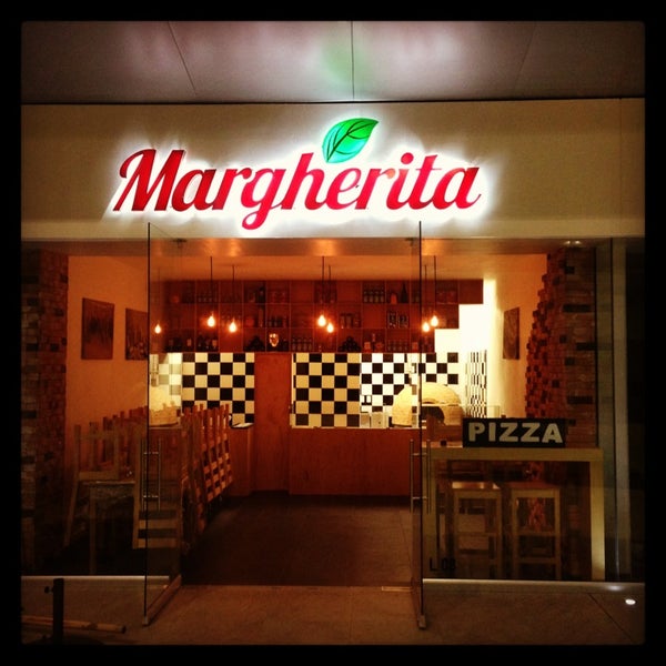 Photo prise au Margherita Pizza &amp; Vino par Salvador R. le7/30/2013