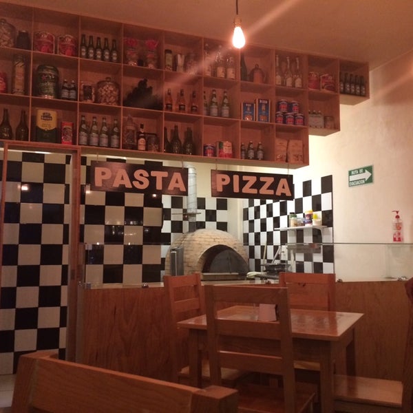1/9/2014にSalvador R.がMargherita Pizza &amp; Vinoで撮った写真