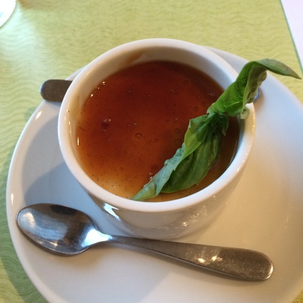 3/17/2014 tarihinde Beth B.ziyaretçi tarafından ionie: Retreat and Raw Food Cafe'de çekilen fotoğraf