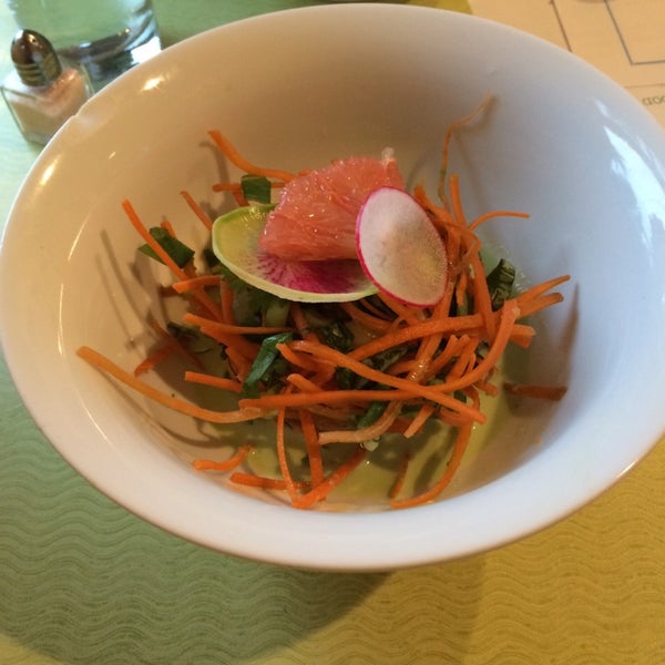 Foto tirada no(a) ionie: Retreat and Raw Food Cafe por Beth B. em 3/17/2014